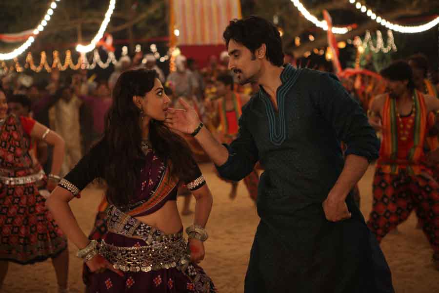 KAUN KITNE PAANI MEIN